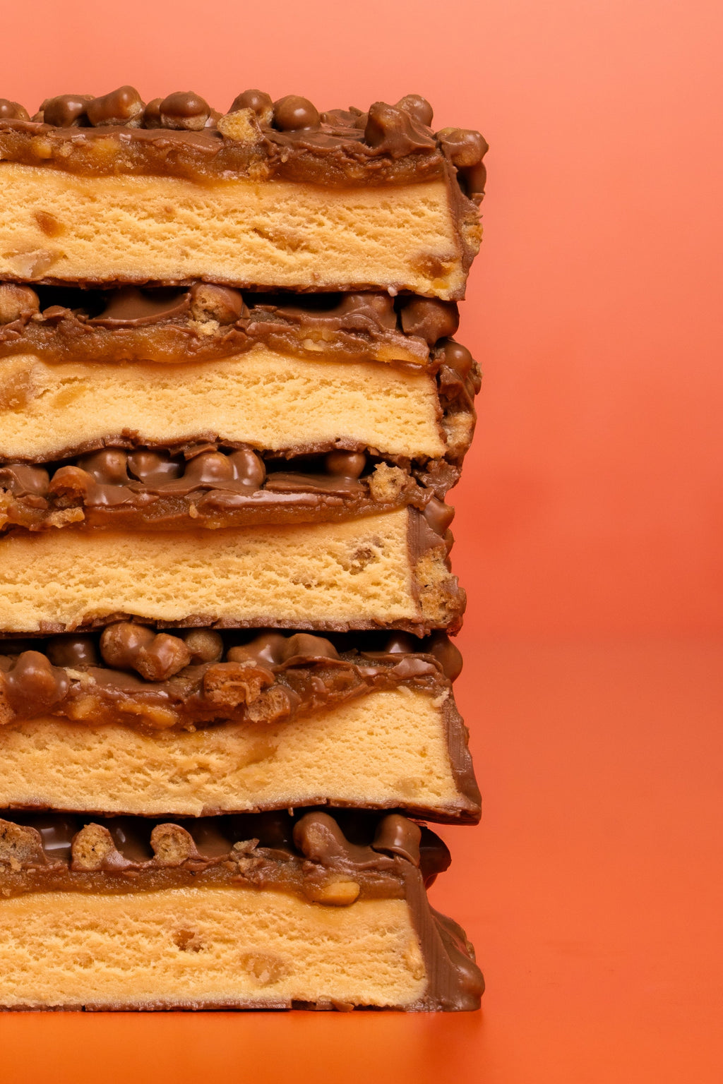Barebells Peanut Butter coupée : nougat, beurre de cacahuète et cacahuètes grillées
