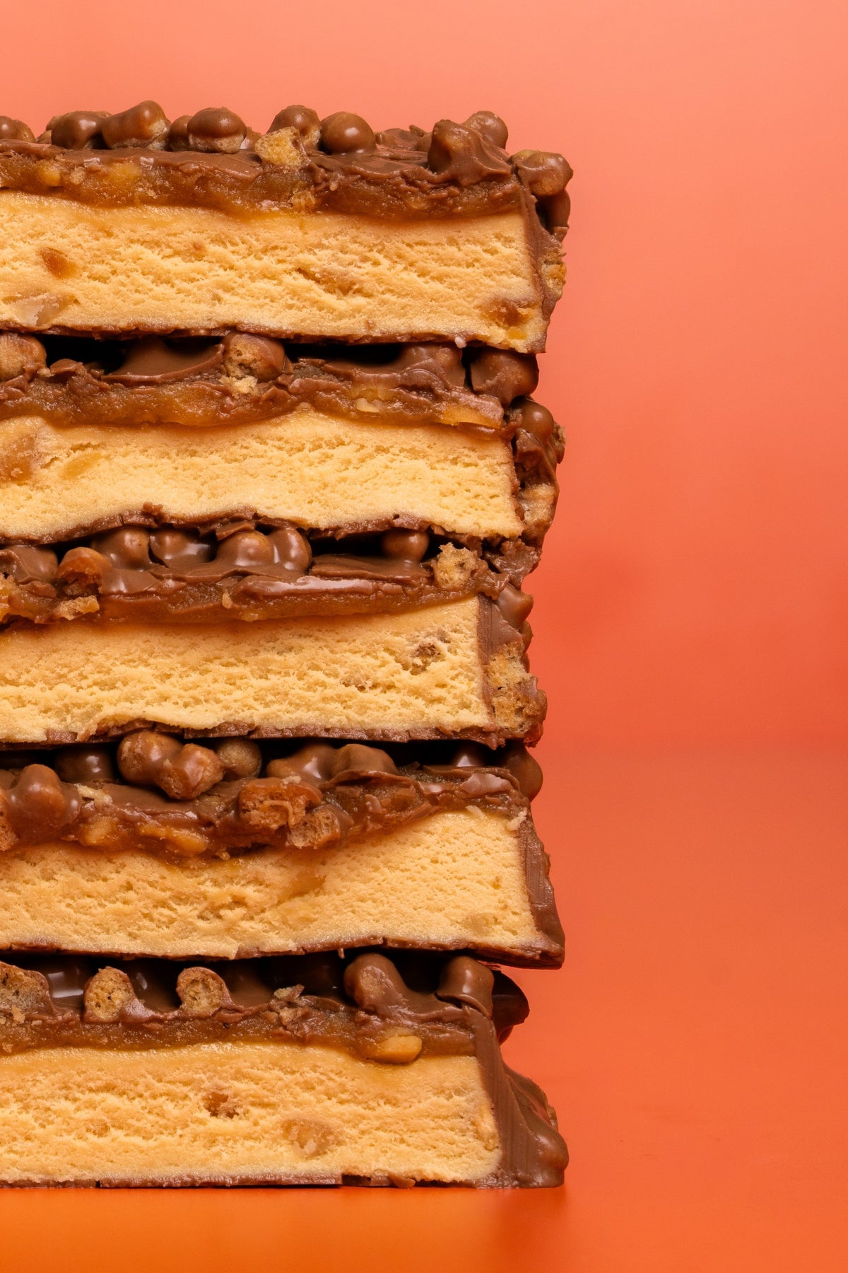 Barebells Peanut Butter coupée : nougat, beurre de cacahuète et cacahuètes grillées