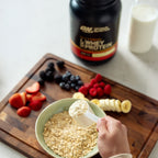 Gold Standard 100% Whey vanille dans un bol de flocons d'avoine et fruits