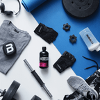 L-Carnitine 100.000 Liquid BioTechUSA saveur Cerise avec gants, shaker et haltère